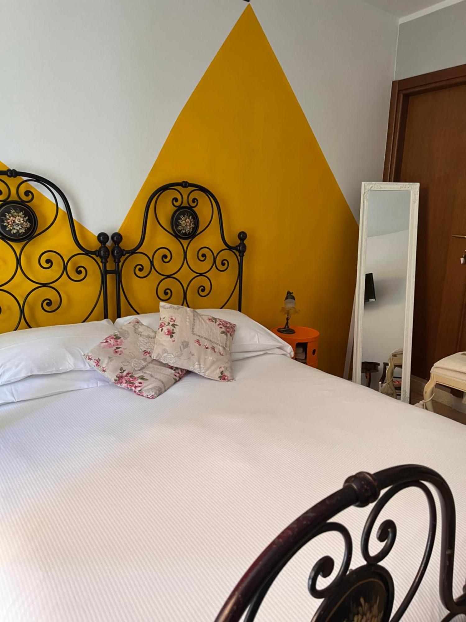 The Tower Of The Old King Bed & Breakfast เดเซนซาโนเดลการ์ดา ภายนอก รูปภาพ