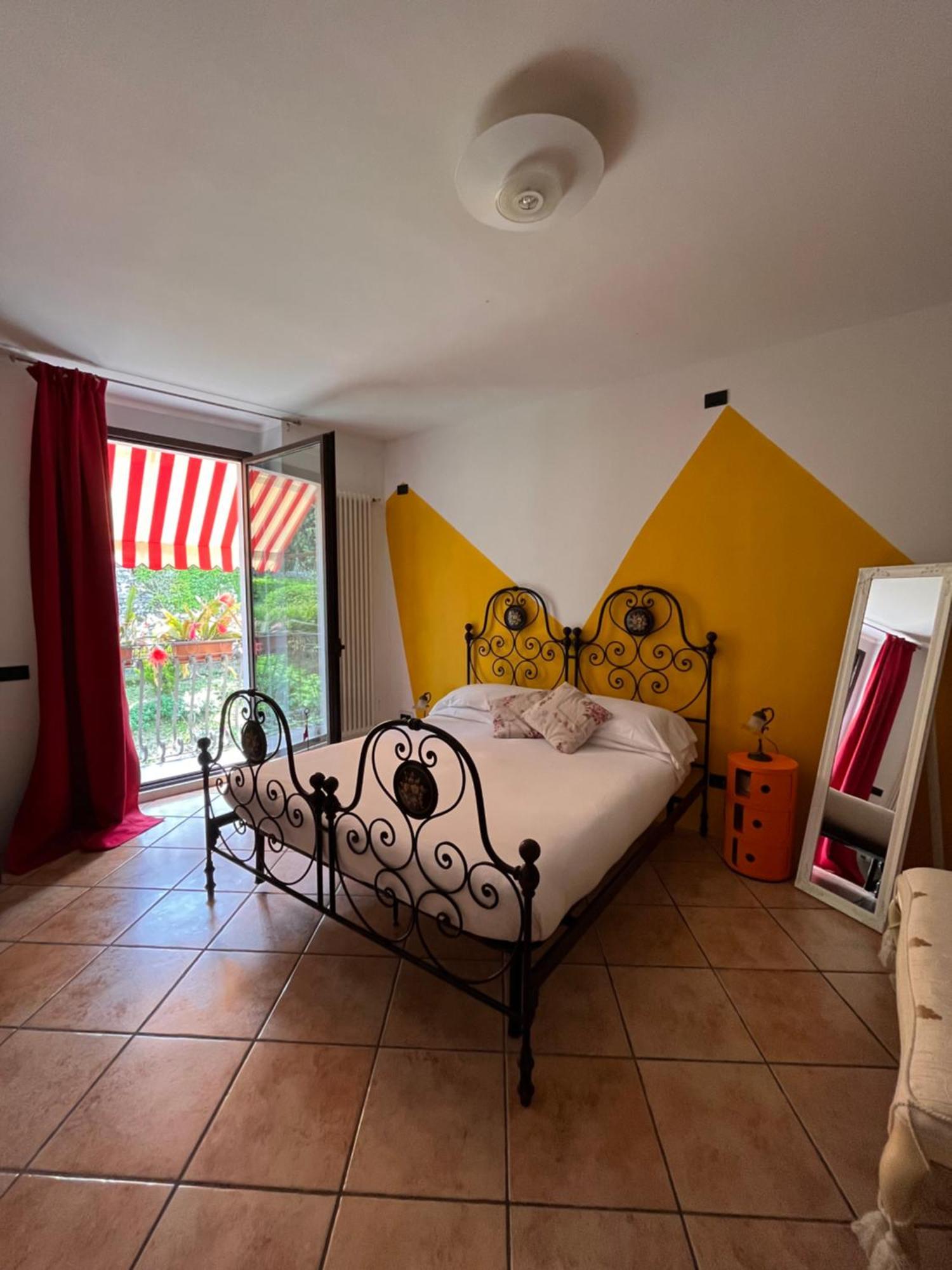 The Tower Of The Old King Bed & Breakfast เดเซนซาโนเดลการ์ดา ภายนอก รูปภาพ
