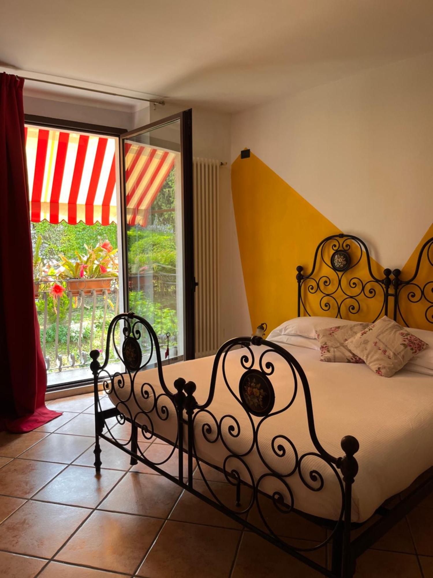 The Tower Of The Old King Bed & Breakfast เดเซนซาโนเดลการ์ดา ภายนอก รูปภาพ