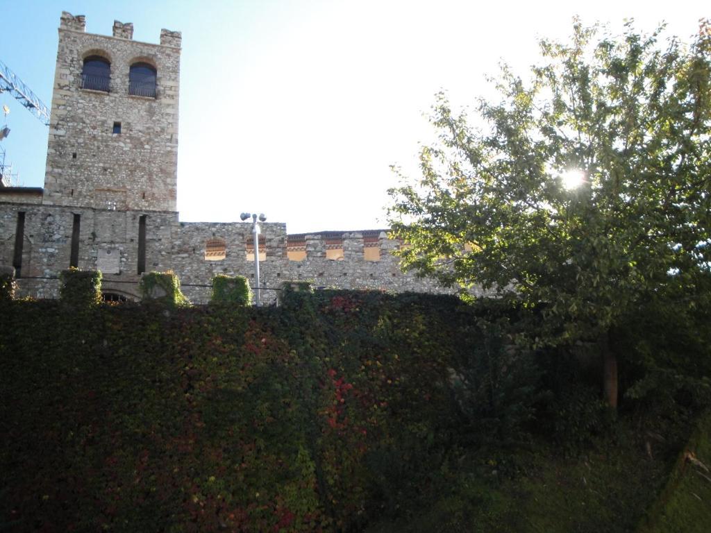 The Tower Of The Old King Bed & Breakfast เดเซนซาโนเดลการ์ดา ห้อง รูปภาพ