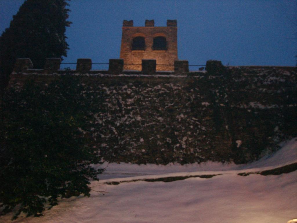 The Tower Of The Old King Bed & Breakfast เดเซนซาโนเดลการ์ดา ภายนอก รูปภาพ